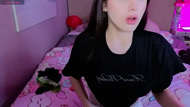 Snapshot of Holly__Bush chatting on February 2026 03:24:01 PM Holly Bush online show from February 2026 03:24:01 PM