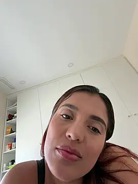 lara beker online show from April 2026 03:32:01 PM
