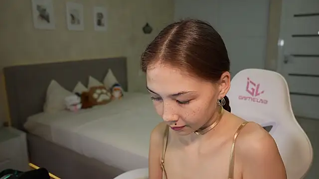 luna young online show from March 2026 06:15:02 PM