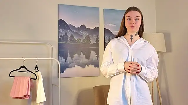 LiviaElton online show from December 2025 05:22:02 AM