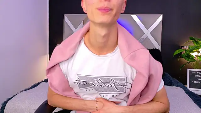 Snapshot of Ithan_Skin chatting on December 2025 01:37:02 PM Ithan Skin online show from December 2025 01:37:02 PM