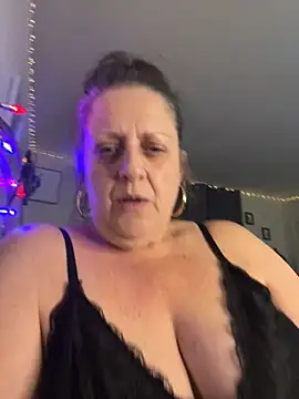 Snapshot of MistressVee chatting on December 2025 04:50:02 AM MistressVee online show from December 2025 04:50:02 AM