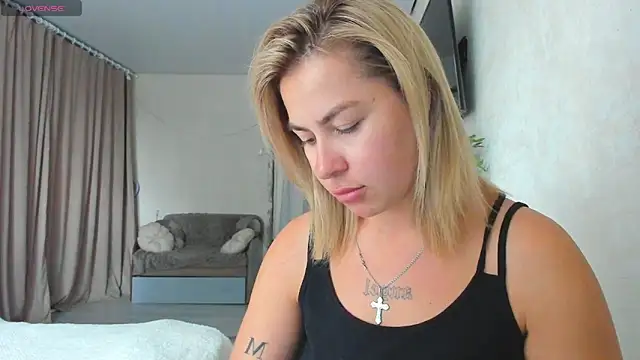 Snapshot of Roxi_Joy chatting on May 2026 10:24:01 AM Roxi Joy online show from May 2026 10:24:01 AM
