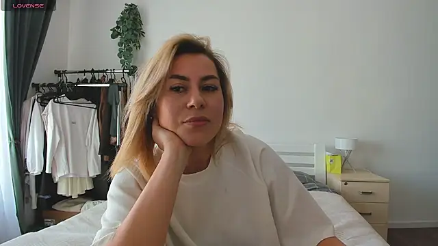 Snapshot of Roxi_Joy chatting on February 2026 01:24:02 PM Roxi Joy online show from February 2026 01:24:02 PM