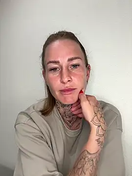 Klarry69 online show from April 2026 07:39:01 PM