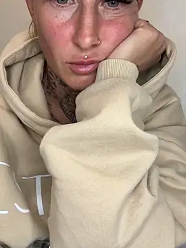 Klarry69 online show from April 2026 07:49:01 PM