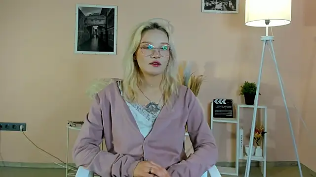 Snapshot of AdelinaMaddalena chatting on December 2025 12:31:01 PM AdelinaMaddalena online show from December 2025 12:31:01 PM