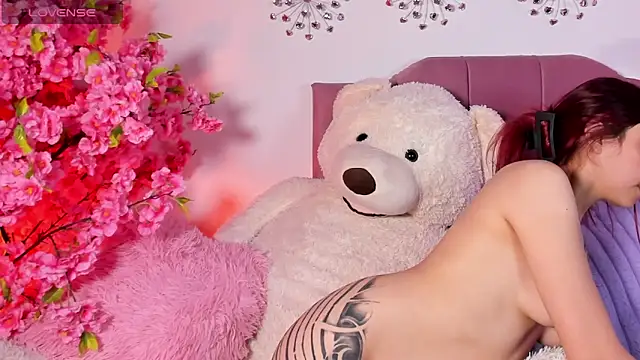 Snapshot of Nickie_reed_ chatting on April 2026 02:51:02 AM Nickie reed online show from April 2026 02:51:02 AM