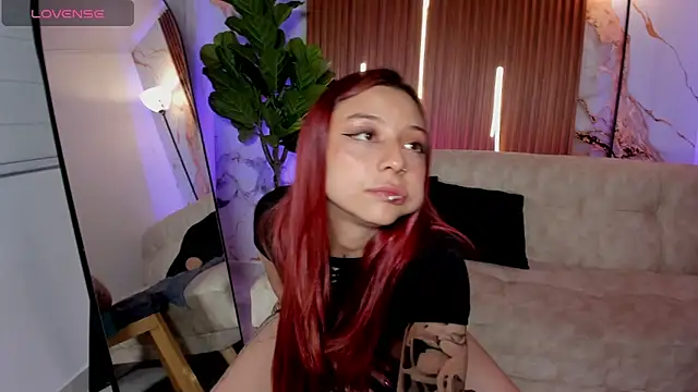 Snapshot of Nickie_reed_ chatting on May 2026 10:05:01 PM Nickie reed online show from May 2026 10:05:01 PM