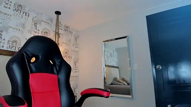 Snapshot of SIENNA_FOX4 chatting on April 2026 01:04:02 PM SIENNA FOX4 online show from April 2026 01:04:02 PM
