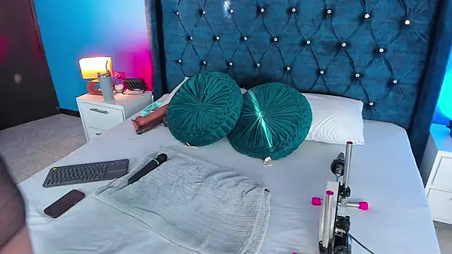 Issa Clark01 online show from April 2026 10:05:02 PM