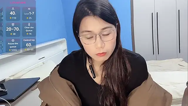 Emma-mimi online show from December 2025 12:43:02 PM