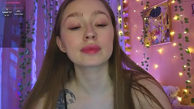 tease mee now online show from December 2025 05:05:01 PM