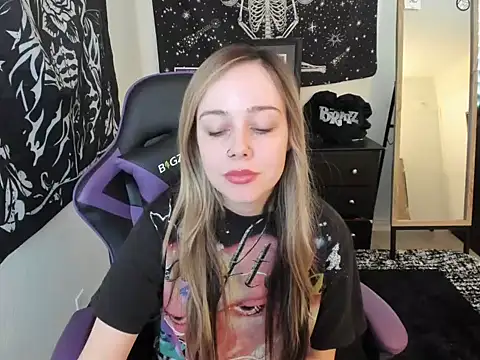 Snapshot of luna_lovelyyy chatting on December 2025 06:13:02 PM luna lovelyyy online show from December 2025 06:13:02 PM