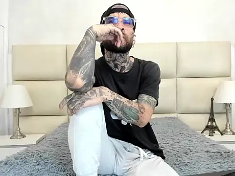 Snapshot of CalvinKorvus chatting on December 2025 09:40:01 PM CalvinKorvus online show from December 2025 09:40:01 PM