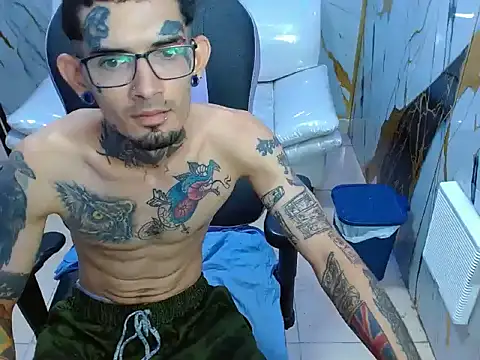 Snapshot of Boy_tatto77 chatting on May 2026 11:52:02 AM Boy tatto77 online show from May 2026 11:52:02 AM