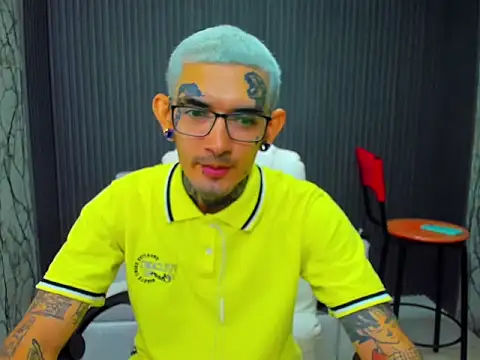 Snapshot of Boy_tatto77 chatting on December 2025 08:25:02 PM Boy tatto77 online show from December 2025 08:25:02 PM