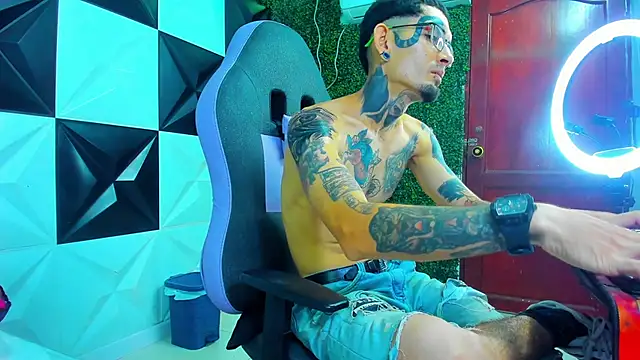 Snapshot of Boy_tatto77 chatting on May 2026 11:32:02 AM Boy tatto77 online show from May 2026 11:32:02 AM