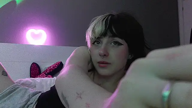 Snapshot of MikaScarlet chatting on April 2026 02:40:02 AM MikaScarlet online show from April 2026 02:40:02 AM