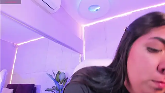 Snapshot of Mia_Ness chatting on December 2025 01:37:01 PM Mia Ness online show from December 2025 01:37:01 PM