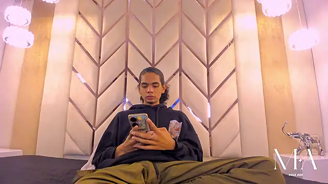 Max Ari online show from January 2026 12:17:01 AM