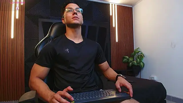 Snapshot of Noah_Clarkk chatting on February 2026 11:37:01 PM Noah Clarkk online show from February 2026 11:37:01 PM