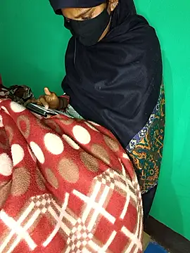 QWEEN7B online show from December 2025 12:51:01 PM