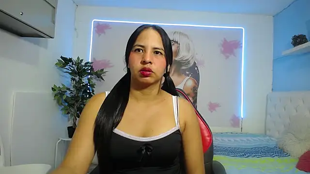 nicol ross19 online show from May 2026 07:06:01 PM