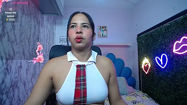 nicol ross19 online show from May 2026 07:01:01 PM