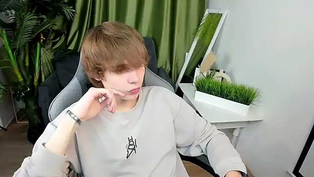 andyyzzz online show from July 2026 06:45:02 PM