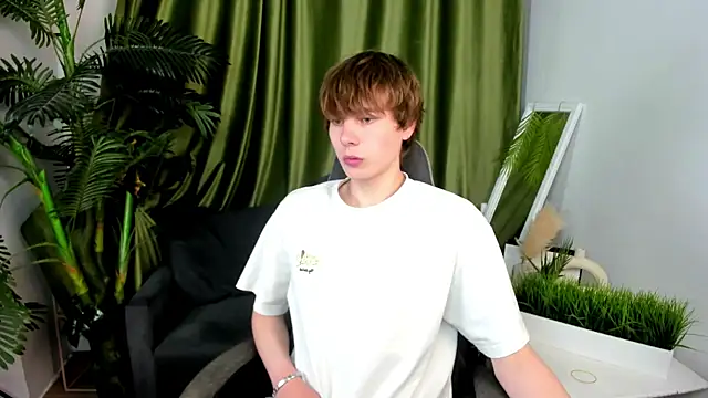 andyyzzz online show from June 2026 08:28:01 PM