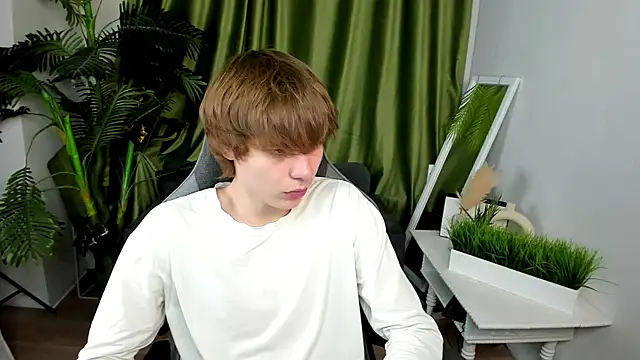 andyyzzz online show from July 2026 06:59:01 PM