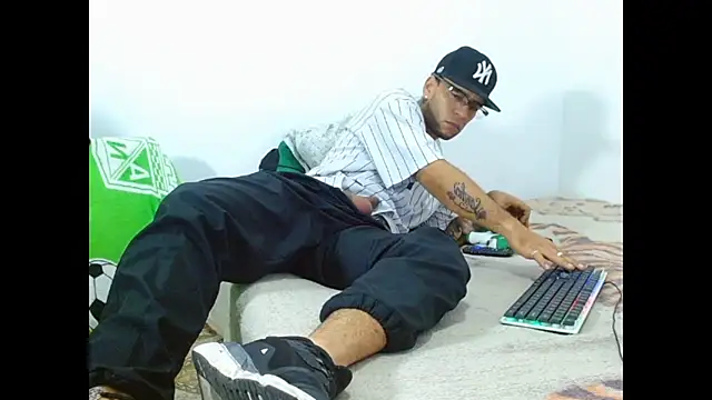 Snapshot of Alphamaster_92 chatting on June 2026 07:45:01 PM Alphamaster 92 online show from June 2026 07:45:01 PM