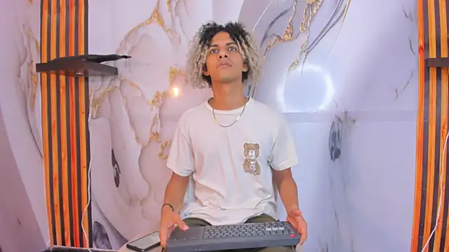 Victor LatinBoy online show from December 2025 06:55:02 PM