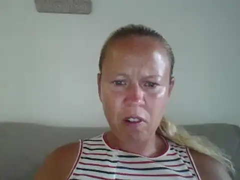 Snapshot of jennyblondeuk chatting on June 2026 07:24:01 PM jennyblondeuk online show from June 2026 07:24:01 PM