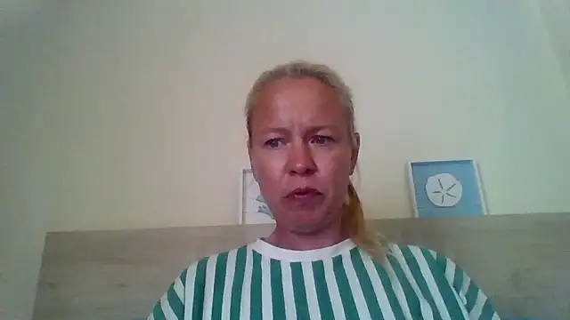 Snapshot of jennyblondeuk chatting on April 2026 04:33:01 PM jennyblondeuk online show from April 2026 04:33:01 PM