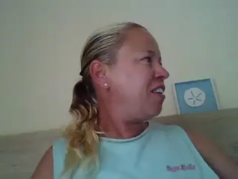 Snapshot of jennyblondeuk chatting on May 2026 06:29:01 PM jennyblondeuk online show from May 2026 06:29:01 PM