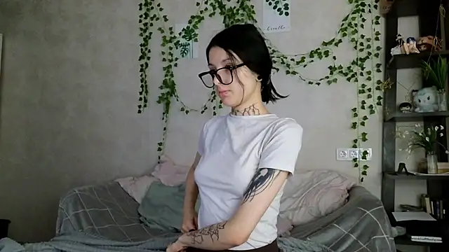 LeonaHinnes online show from May 2026 10:21:02 AM