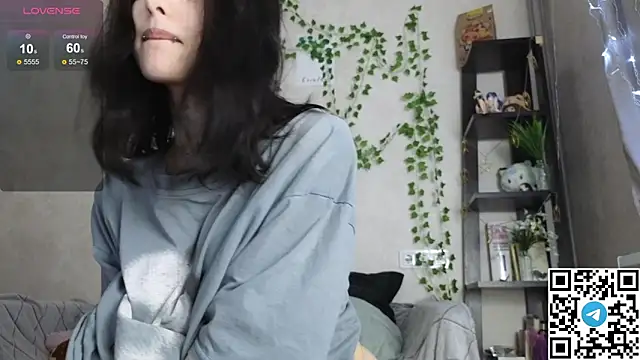 LeonaHinnes online show from April 2026 01:29:02 PM