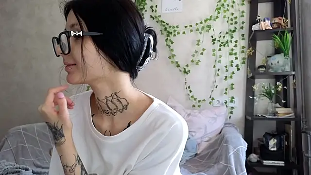 LeonaHinnes online show from May 2026 10:02:01 AM