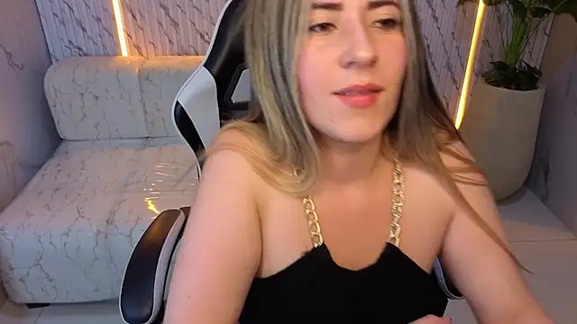 Snapshot of Phoebe_Tx chatting on December 2025 09:26:01 PM Phoebe Tx online show from December 2025 09:26:01 PM