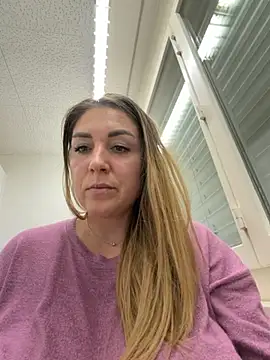 Snapshot of Vaannessaa chatting on December 2025 08:31:02 PM Vaannessaa online show from December 2025 08:31:02 PM