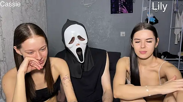 Snapshot of girls_secrets chatting on April 2026 10:22:02 AM girls secrets online show from April 2026 10:22:02 AM