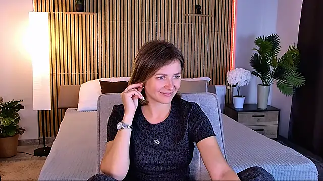 Snapshot of EmeraldGlow chatting on May 2026 02:39:02 PM EmeraldGlow online show from May 2026 02:39:02 PM