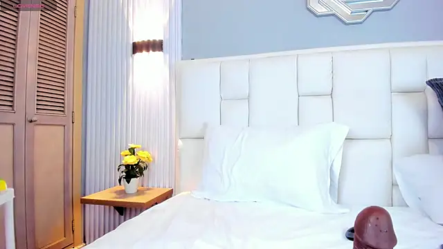 Elyn Leones online show from March 2026 11:00:01 PM