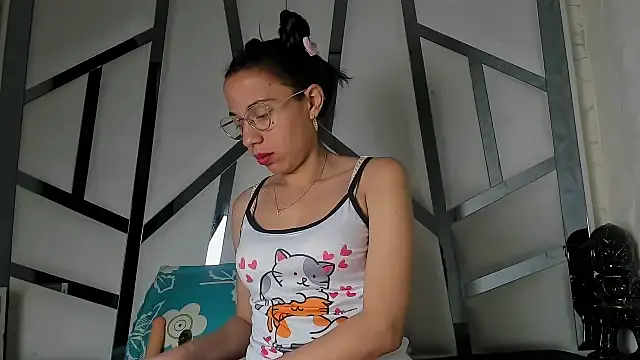 Lunahot68 online show from April 2026 02:47:01 AM