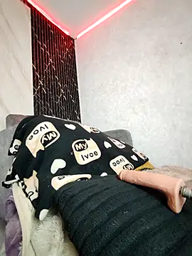 Isis Hot   online show from April 2026 12:00:01 PM