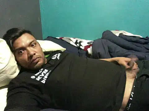 latinomoreno95 online show from April 2026 11:28:02 AM