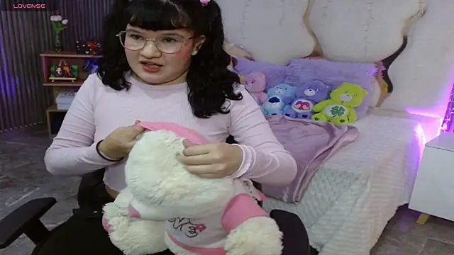 Snapshot of LUAR_TAY chatting on March 2026 05:05:01 AM LUAR TAY online show from March 2026 05:05:01 AM