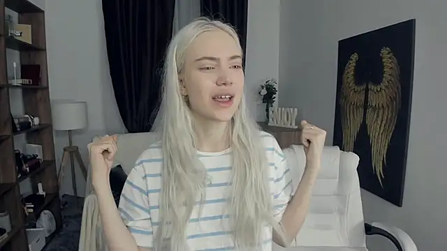 KristalCrowner online show from February 2026 07:38:01 PM